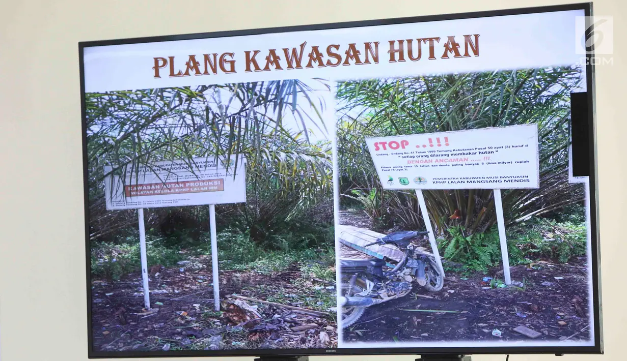 Gambar plang kawasan hutan ditunjukkan saat rilis kasus tindak pidana illegal loging di Bareskrim Polri, Jakarta, Selasa (6/8/2019). Polisi menyita barang bukti berupa dua unit truk, kayu olahan, dokumen, telepon genggam, kartu ATM serta alat tebang. (Liputan6.com/Immanuel Antonius)