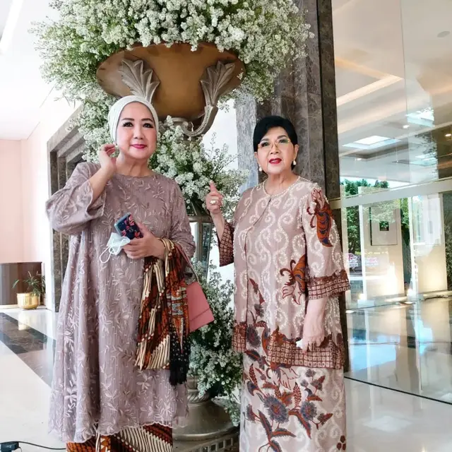 Sampaikan Kabar Ibu Wafat, Ini 6 Potret Petty Anak Sulung Titiek Puspa Bareng Ibunda