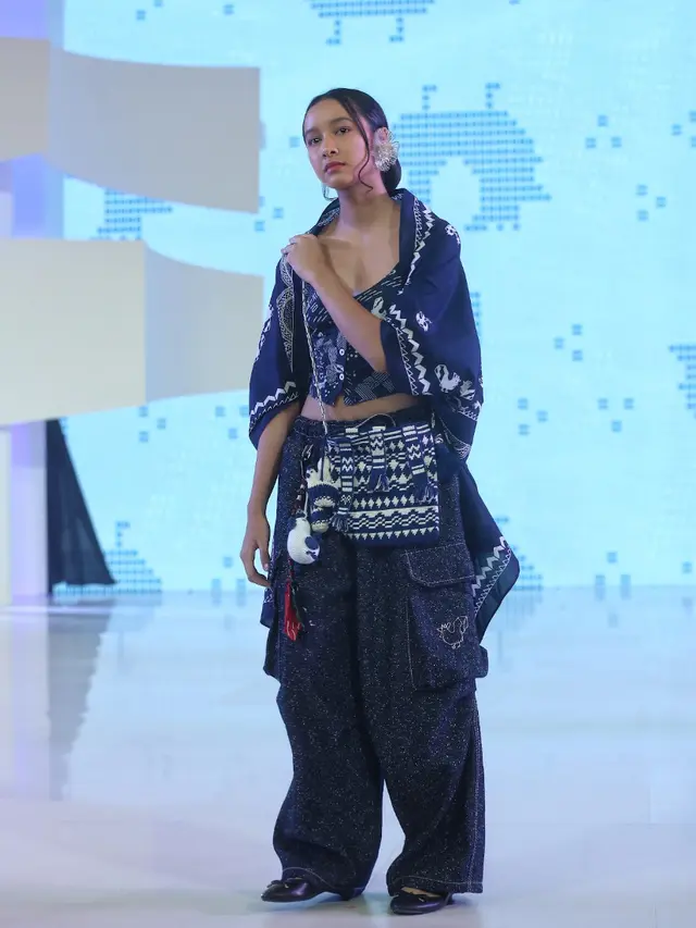 Widuri Kenakan Gaya Fashion Layering dari koleksi Studio Sejauh di Runway Fashion Nation. [Adrian/Fimela]