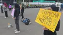 Aksi aktivis Perempuan Mahardhika memperingati Hari Perempuan Sedunia di Kawasan Patung Kuda Arjuna Wijaya, Jakarta, Senin (8/3/2021). Mereka meminta segera pemerintah mengesahkan RUU Perlindungan PRT, Ratifikasi Konvensi ILO 190 beserta rekomendasi 206. (Liputan6.com/Herman Zakharia)