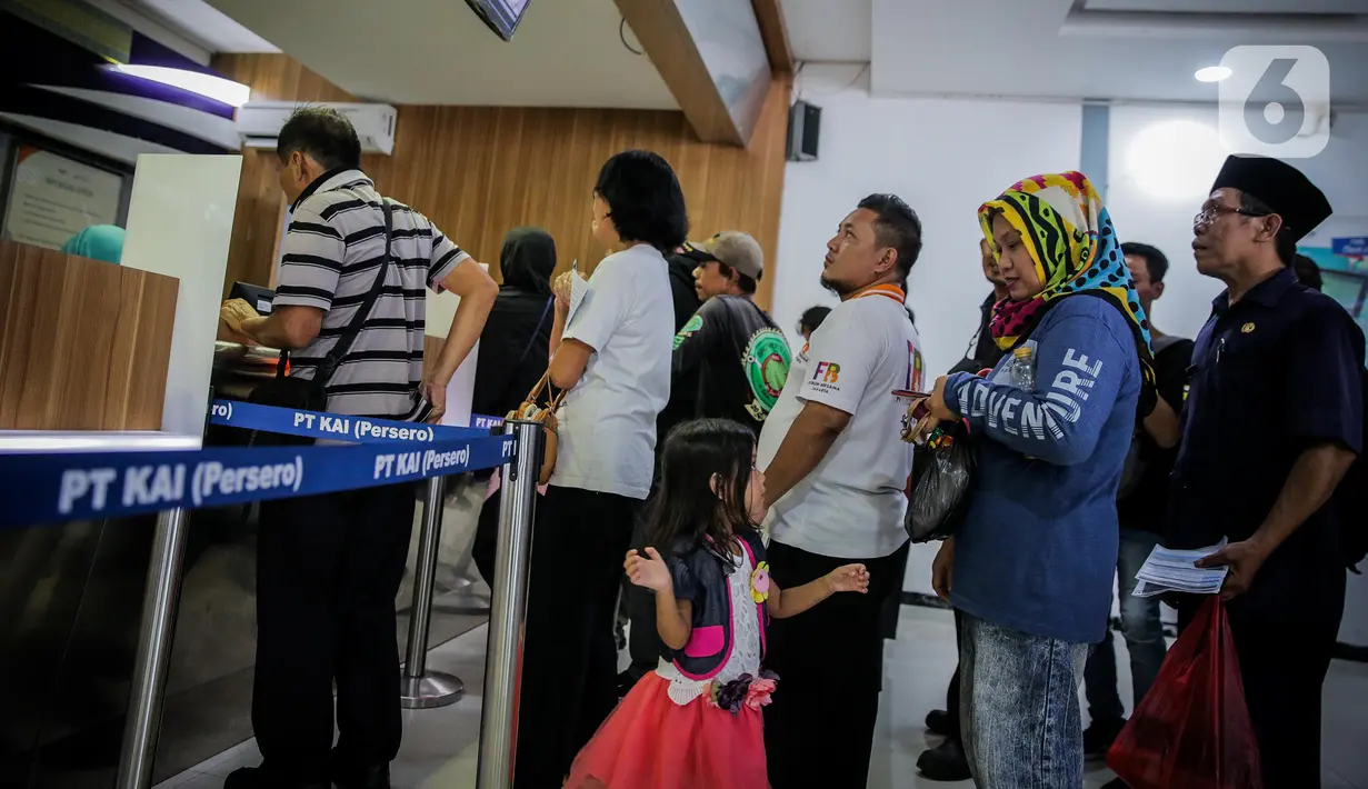 Calon penumpang mengantre di loket pembelian tiket di Stasiun Senen, Jakarta, Senin (9/3/2020). PT KAI Daop 1 Jakarta mengalokasikan 879.736 kursi KA reguler selama lebaran, 14 Mei-5 Juni 2020. (Liputan6.com/Faizal Fanani)