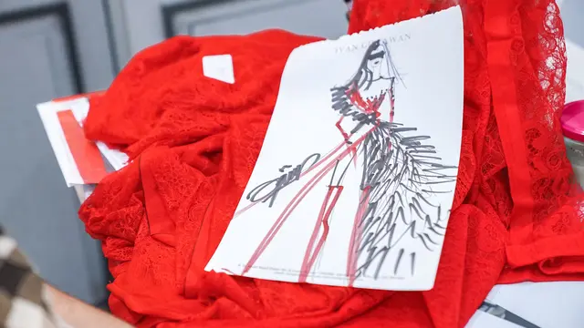 Kolaborasi Disney Indonesia dan Ivan Gunawan mempersembahkan busana yang terinspirasi dari karakter Cruella dan Baroness