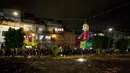 Warga menonton Jack in the box dengan karakter Donald Trump yang akan dibakar dalam perayaan pembakaran Yudas di Mexico City, Meksiko (15/4). Warga membakar gambar-gambar dan patung untuk mewakili Yudas Iskariot.  (AP Photo/Rebecca Blackwell)