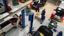 Sejumlah peserta menjalani tes perbaikan mobil dalam  kontes mekanik di Sunter, Jakarta Utara, Sabtu(12/1). Kontes Mekanik UKM Bengkel Mitra YDBA ini digelar untuk kali ketiga. (Liputan6.com/HO/Eko)