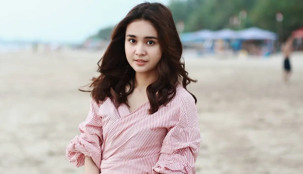 Saat tengah berlibur pun Michelle Ziudith lebih sering tampul dengan makeup sederhana. Tatanan rambut dari aktris jebolan ajang Miss Celebrity ini juga lebih sering terurai.(Liputan6.com/IG/@michelleziu)