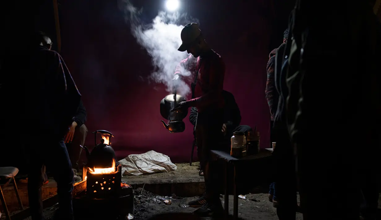 Beberapa pengungsi mengungkapkan bagaimana malangnya hidup mereka karena serangan Israel. (AP Photo/Fatima Shbair)