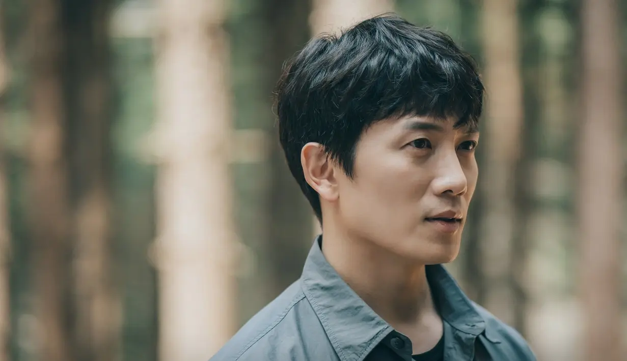 <p>Jisung dalam drama Korea alias drakor Adamas yang mengudara di tvN sejak 27 Juli 2022. (TVN)</p>