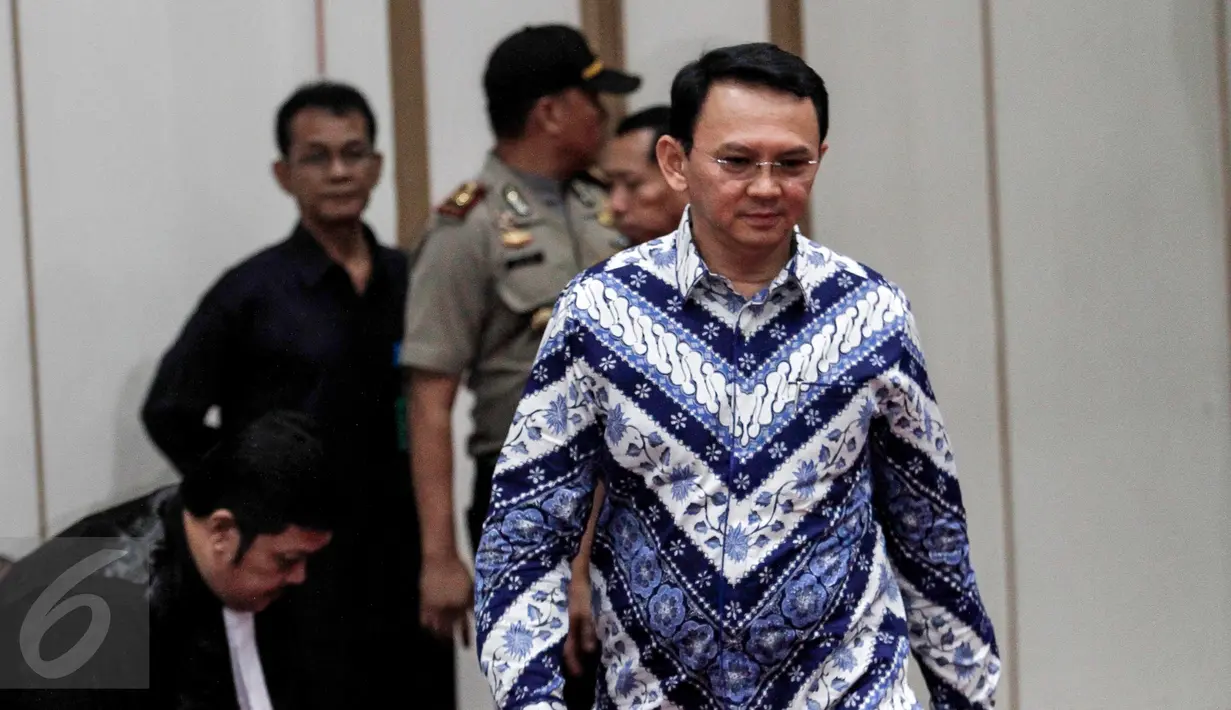 Basuki Tjahaja Purnama atau Ahok berjalan menuju kursi terdakwa di ruang persidangan Kementerin Pertanian (Kementan), Jakarta, Selasa (9/5). Ahok menghadapi sidang vonis kasus dugaan penodaan agama hari ini. (Liputan6.com/Kurniawan Mas'ud/pool)