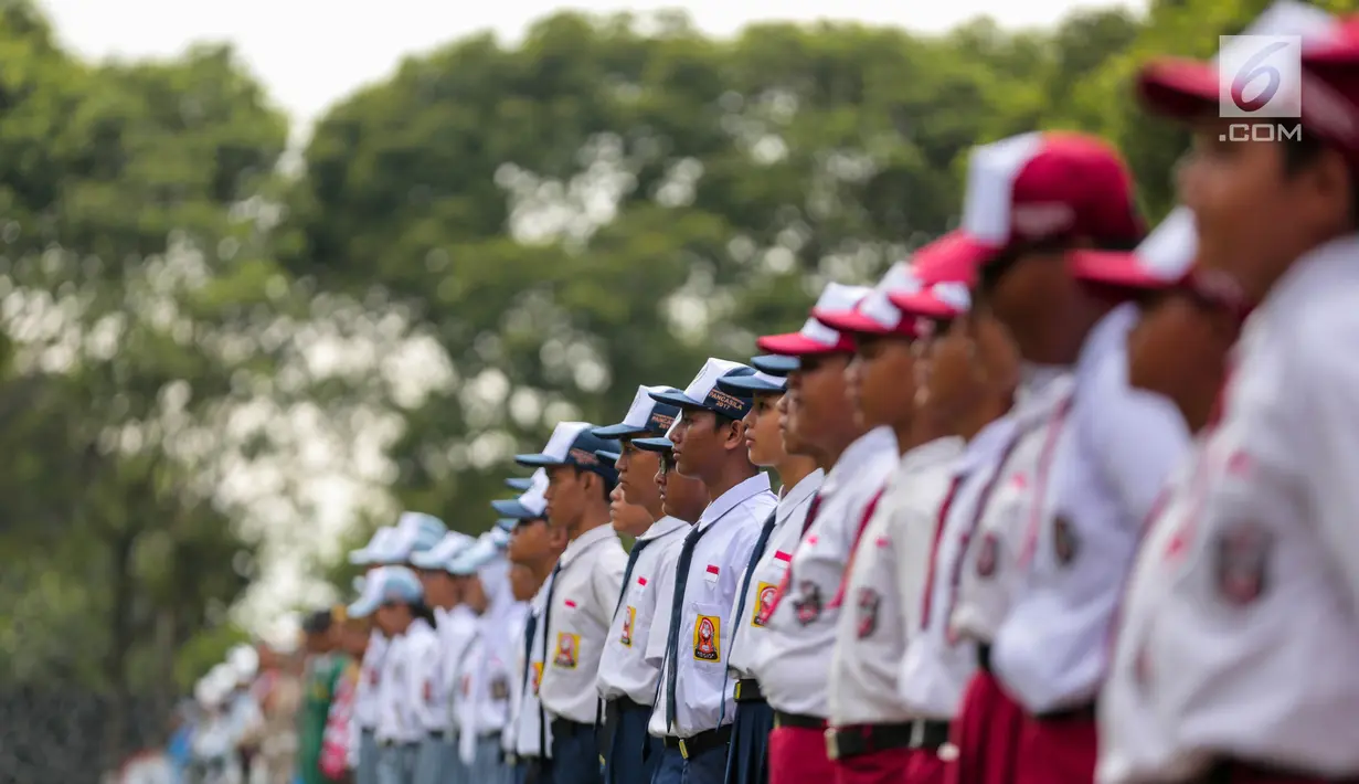 Sejumlah siswa berbaris mengikuti upacara Hari Kesaktian Pancasila, di Halaman Monumen Pancasila Sakti, Jakarta, Minggu (1/10). Sejumlah pelajar mulai dari SD hingga SMA terpilih turut memeriahkan upacara ini. (Liputan6.com/Faizal Fanani)