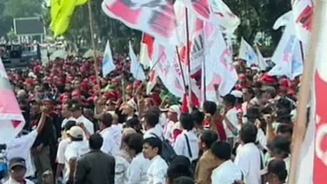 Buruh Demo di MK