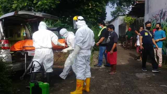 Sopir bus EKA jurusan Surabaya-Purbalingga meninggal mendadak saat dipijat. (Foto: Liputan6.com/Rudal Afgani)