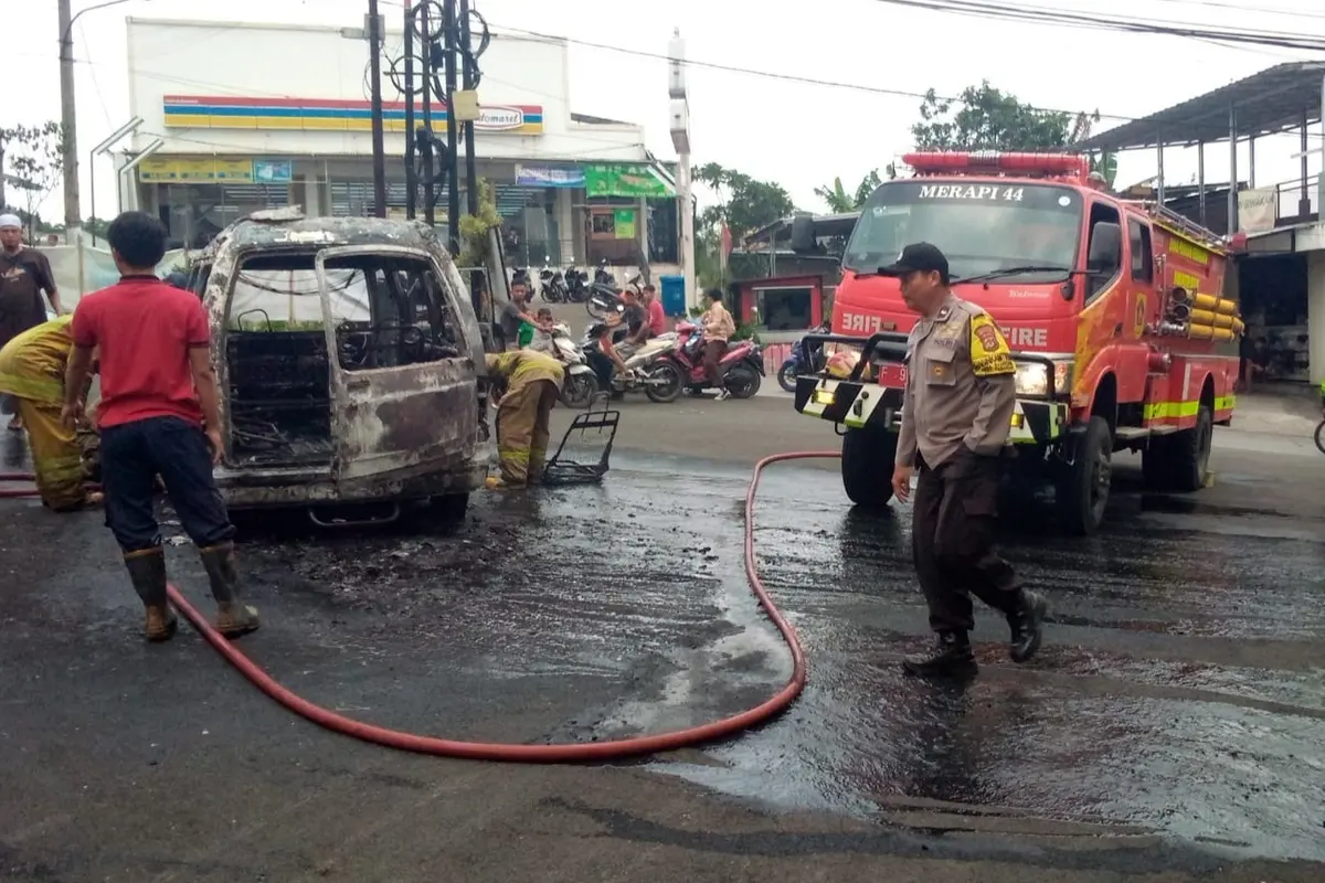 Mobil Terbakar di Jalan Raya Ciapus Bogor, Warga Panik Berhamburan
