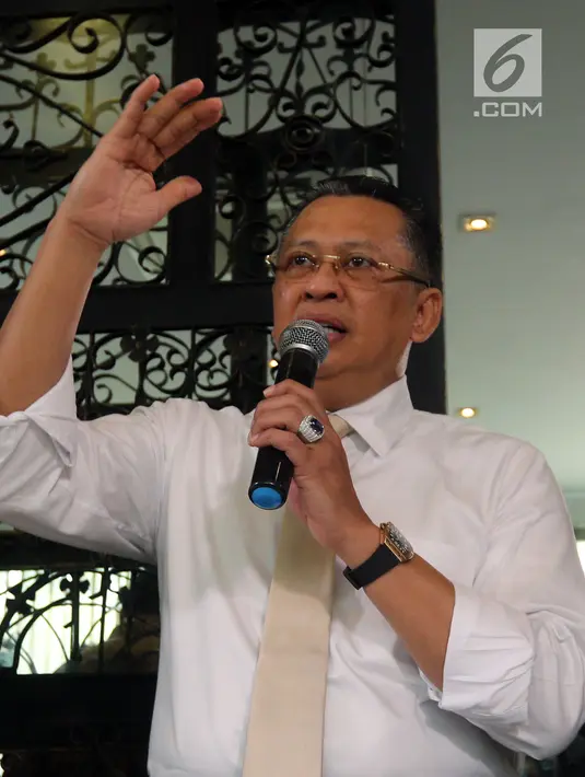 Ketua DPR Bambang Soesatyo saat hadir dalam rillis survei yang diadakan lembaga survei Charta Politika Indonesia di Jakarta, Selasa (28/8). Survei bertema 'Rapor DPR'. (Liputan6.com/JohanTallo)
