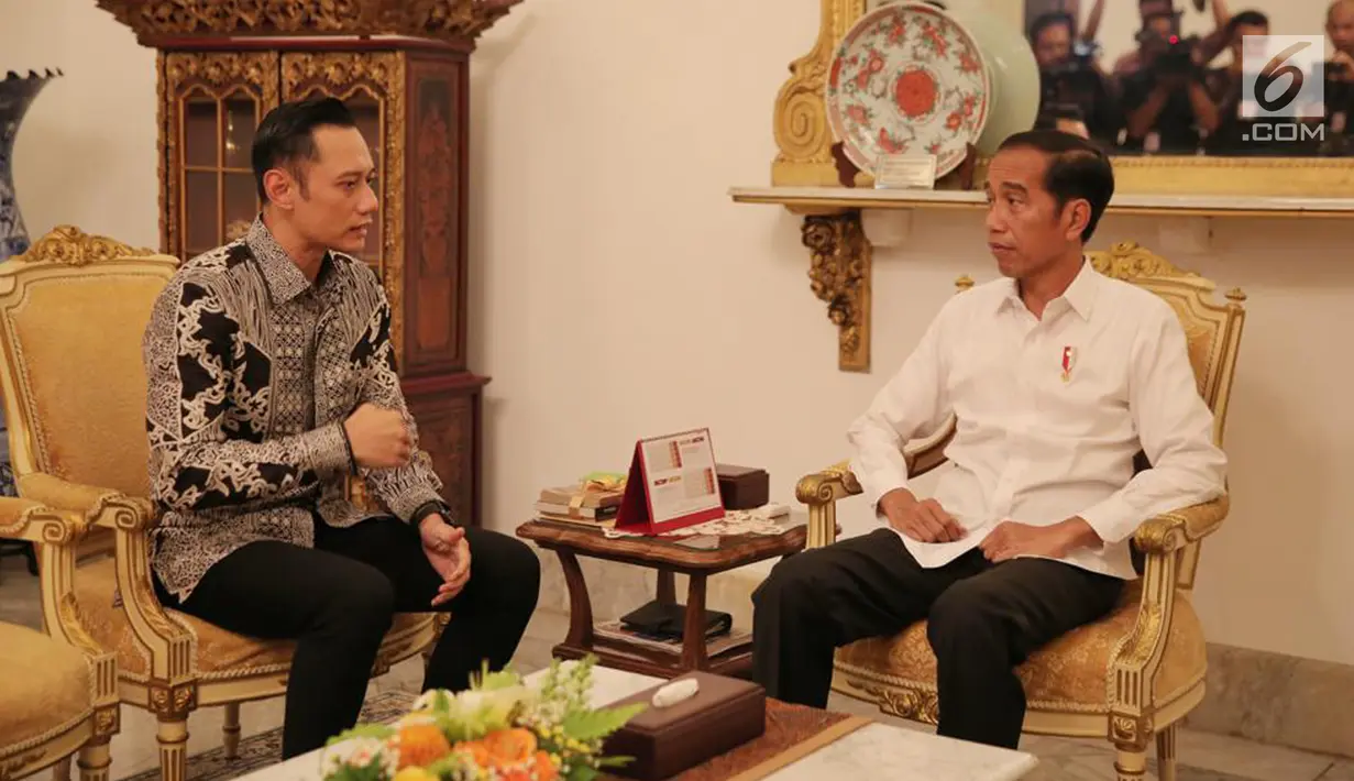 Presiden Joko Widodo atau Jokowi (kanan) berbincang dengan Ketua Kogasma Partai Demokrat Agus Harimurti Yudhoyono atau AHY di Istana Merdeka, Jakarta, Kamis (2/5/2019). Dalam pertemuan empat mata tersebut AHY mengaku membahas kondisi politik pasca-Pemilu 2019. (Liputan6.com/Pool/Biro Pers Setpres)