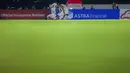 Pemain Timnas Indonesia U-22 merayakan gol yang dicetak oleh Dony Tri Pamungkas ke gawang India dalam laga uji coba di Stadion Madya, Senayan, Jakarta, Minggu (13/10/2025). (Bola.com/Bagaskara Lazuardi)