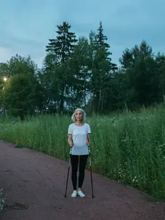 Silent walking memiliki kemiripan dengan mindful walking atau meditasi berjalan yang diketahui dapat membantu meredakan stres dan mengurangi kecemasan. (Foto/dok: Pexels/Anastasia Shuraeva)
