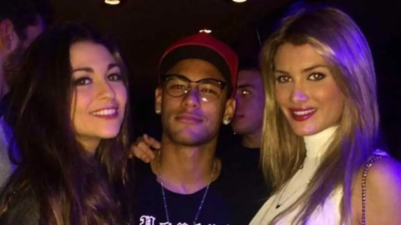 Neymar diapit dua wanita cantik (Liputan6)