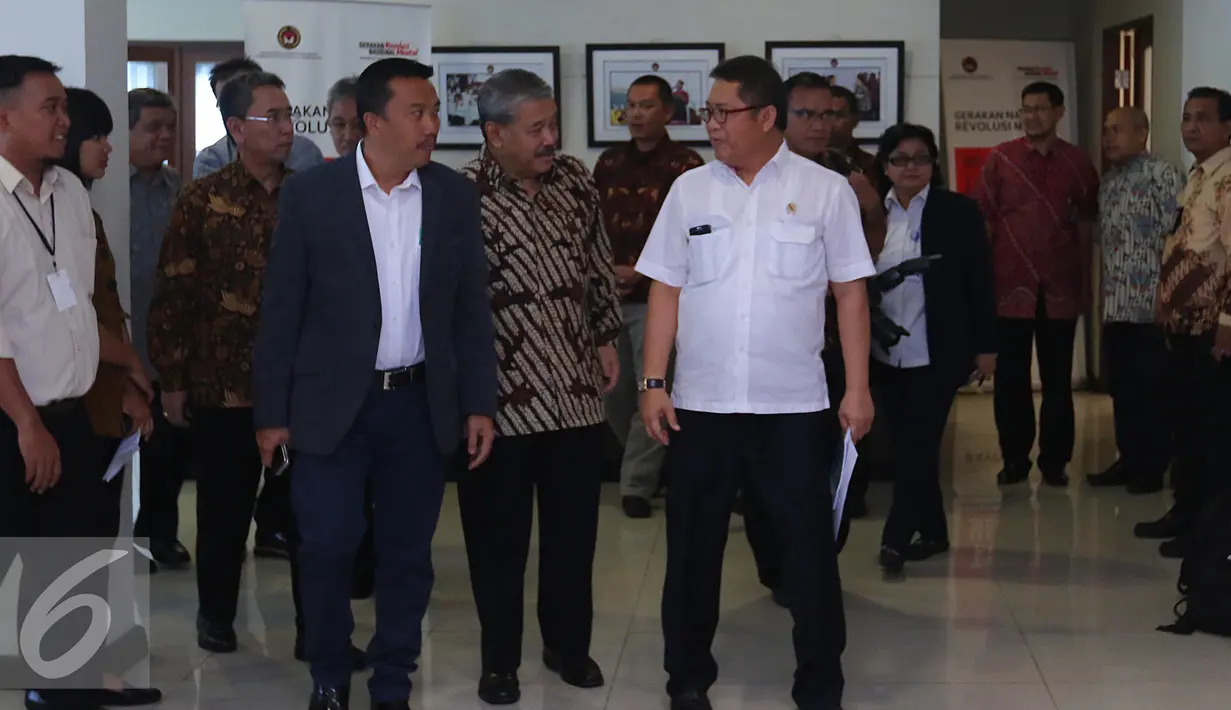 Ki-ka: Menpora Imam Nahrawi, Haryono Isman dan Menkominfo Rudiantara jelang rapat di Gedung Kementrian Koordinator bidang Pembangunan Manusia dan Kebudayaan Jakarta, Jumat (26/5). (Liputan6.com/Angga Yuniar) 