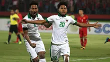 Striker Timnas Indonesia U-16, Bagus Kahfi, merayakan gol yang dicetaknya ke gawang Vietnam bersama saudara kembar, Bagas Kaffa, dalam laga lanjutan Piala AFF U-16 2018 di Stadion Gelora Delta, Sidoarjo, Kamis (2/8/2018). (Bola.com/Aditya Wany)