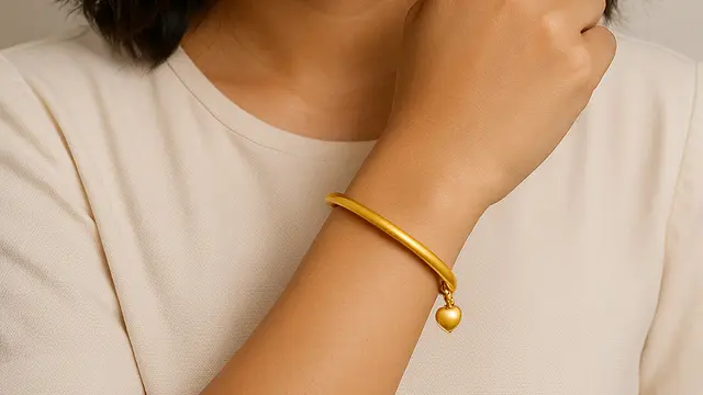Gelang Bangle Satin & Cuff Emas 24 Karat 5 Gram (Image by ChatGPT)
