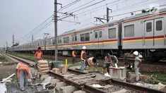 Aktivitas pekerja saat melakukan pembangunan pondasi untuk tiang sinyal elektrik pada jalur Double-Double Track (DDT) Manggarai-Cikarang di kawasan Klender, Jakarta, Selasa (13/11). (Merdeka.com/Iqbal S. Nugroho)