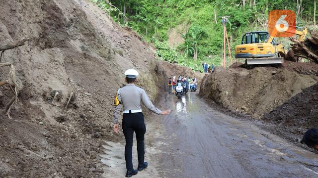 Longsor timbun Jalan Nasional, Bagbagan-Kiara Dua Kecamatan Simpenan Kabupaten Sukabumi (Liputan6.com/Fira Syahrin).