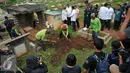 Suasana pembongkaran makam fiktif di Tempat Pemakaman Umum (TPU) Menteng Pulo, Jakarta Selatan, Kamis (28/7). 4 makam dari total terindikasi 14 makam fiktif ditemukan di TPU tersebut. (Liputan6.com/Gempur M Surya)