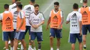 Bintang Argentina, Lionel Messi, tampak rileks saat latihan di Pusat Pelatihan Joan Gamper, Barcelona, Sabtu (2/6/2018). Latihan ini merupakan persiapan jelang Piala Dunia 2018. (AFP/Lluis Gene)