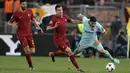 Striker  Barcelona, Luis Suarez, berusaha melewati gelandang AS Roma, Kevin Strootman, pada laga leg kedua perempat final Liga Champions, di Stadion Olimpico, Selasa (10/4/2018). AS Roma menang 3-0 atas Barcelona. (AP/Andrew Medichini)