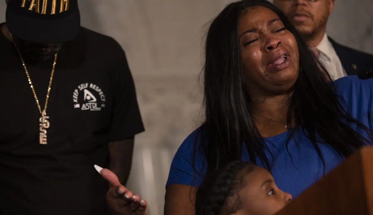 Roxie Washington, ibu dari putri George Floyd, Gianna Floyd, berbicara pada konferensi pers di St. Paul, Minnesota, Selasa (2/6/2020). Washington menuntut keadilan atas kematian George Floyd yang tak bisa bernafas karena tercekik lutut polisi saat ditangkap. (Stephen Maturen/Getty Images/AFP)