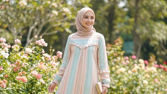 8 Model Gamis Kombinasi Garis Kekinian yang Bikin Tampilan Modis dan Santun
