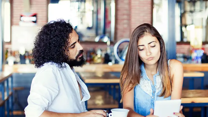 Jangan Menikah dengan Pria yang Hanya Bisa Meminta Pada Orangtua