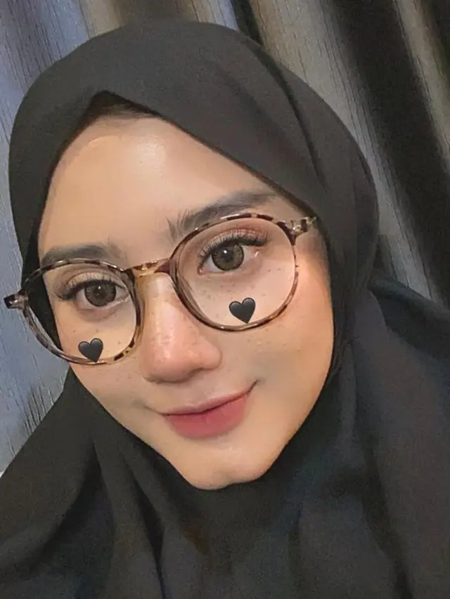 6 Potret Ghea Youbi Pakai Hijab, Penampilannya Bikin Pangling
