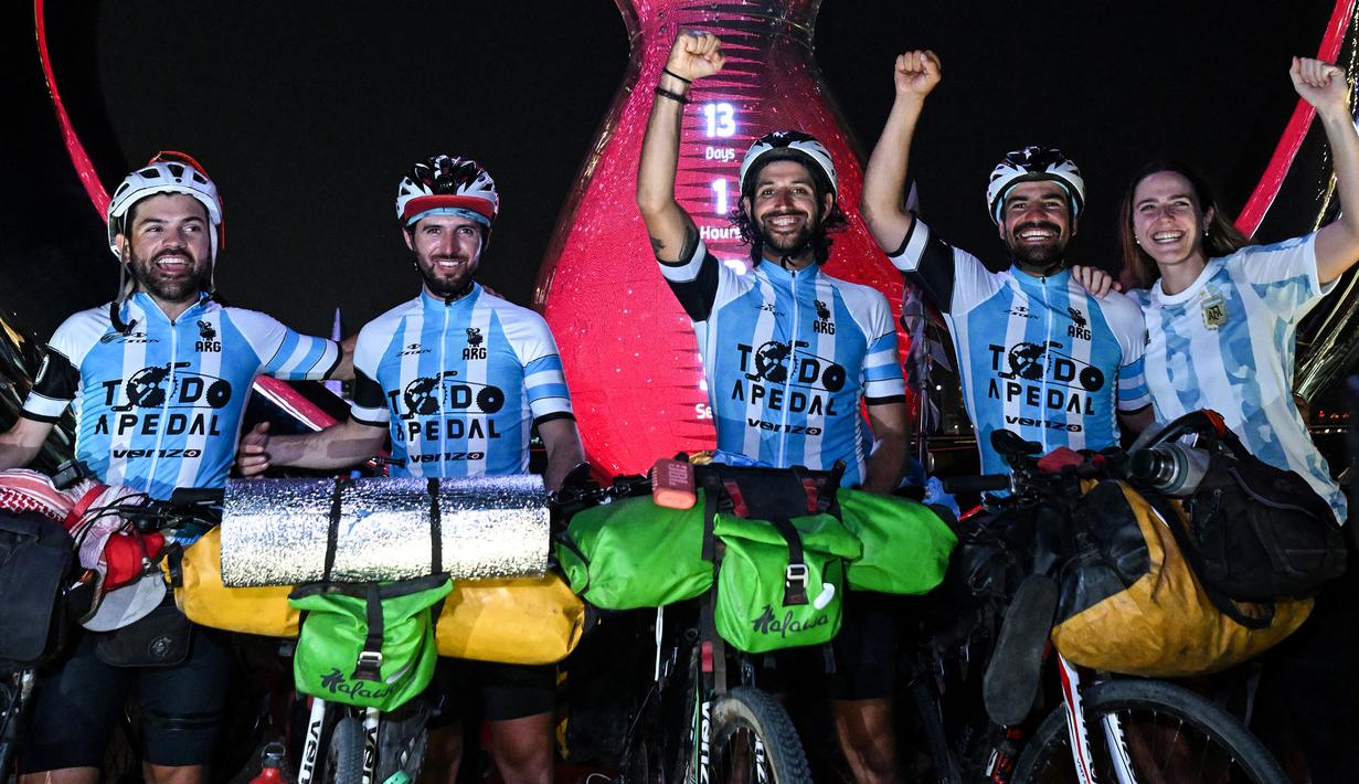 Jarak 10.500 kilometer yang ditempuh Lucas Ledezma dkk juga menjadi acuan bagi warga Argentina untuk menanam 10.500 pohon di negara mereka sebagai bentuk dukungan kepada Timnas Argentina dalam usaha merebut trofi ketiga di Piala Dunia 2022 Qatar, setelah sebelumnya dua kali menjadi kampiun pada edisi 1978 dan 1986. (AFP/Kirill Kudryavtsev)