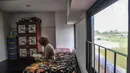 Warga membaca buku di salah satu unit Kampung Susun Produktif Tumbuh Cakung Eks. Bukit Duri, Jakarta Timur, Kamis (25/8/2022). Kampung susun ini memiliki tiga blok yang terdiri lima lantai dengan total 75 unit hunian. Tiap unit memiliki luas 36 meter persegi, terdiri atas dua kamar timur, ruang keluarga, dapur, balkon, hingga ruang usaha atau produksi. (merdeka.com/Iqbal S. Nugroho)