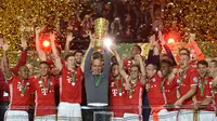 Pelatih Bayern Munchen, Pep Guardiola, mengangkat trofi juara DFB Pokal di Olympiastadion Berlin, Sabtu (25/5/2016). (AFP/Christof Stache) 