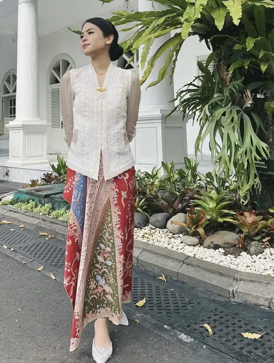 Maudy Ayunda mengenakan kebaya putih yang cocok dipadukan dengan kain batik colorfullnya. Credit: (@maudyayunda)