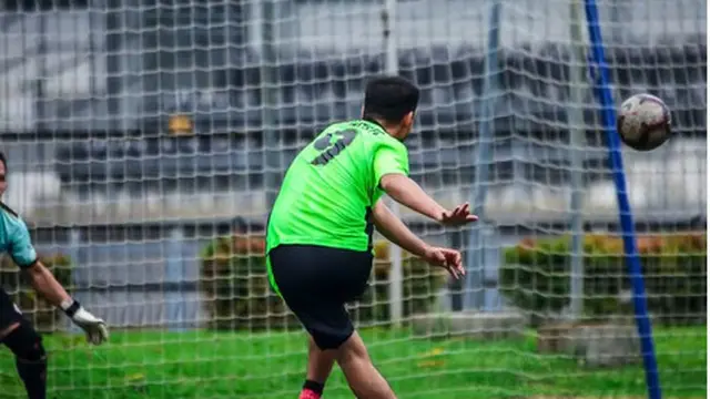 Dulu Atlet Sepak Bola, Ini 6 Potret Aktor Rifky Alhabsyi Saat di Lapangan Hijau