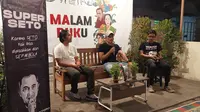 Seto Nurdiyantoro saat jadi pembicara bedah buku Super Seto di Warung Sastra, Karangwaru, Tegalrejo, Kota Yogyakarta, Jumat (15/9/2023) malam. (Bola.com/Ana Dewi)