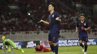 Gelandang Thailand, Supachok Sarachat, merayakan gol ke gawang Timnas Indonesia pada laga Kualifikasi Piala Dunia 2022 di SUGBK, Jakarta, Selasa (10/9). Indonesia kalah 0-3 dari Thailand. (AFP/Vitalis Yogi Trisna)
