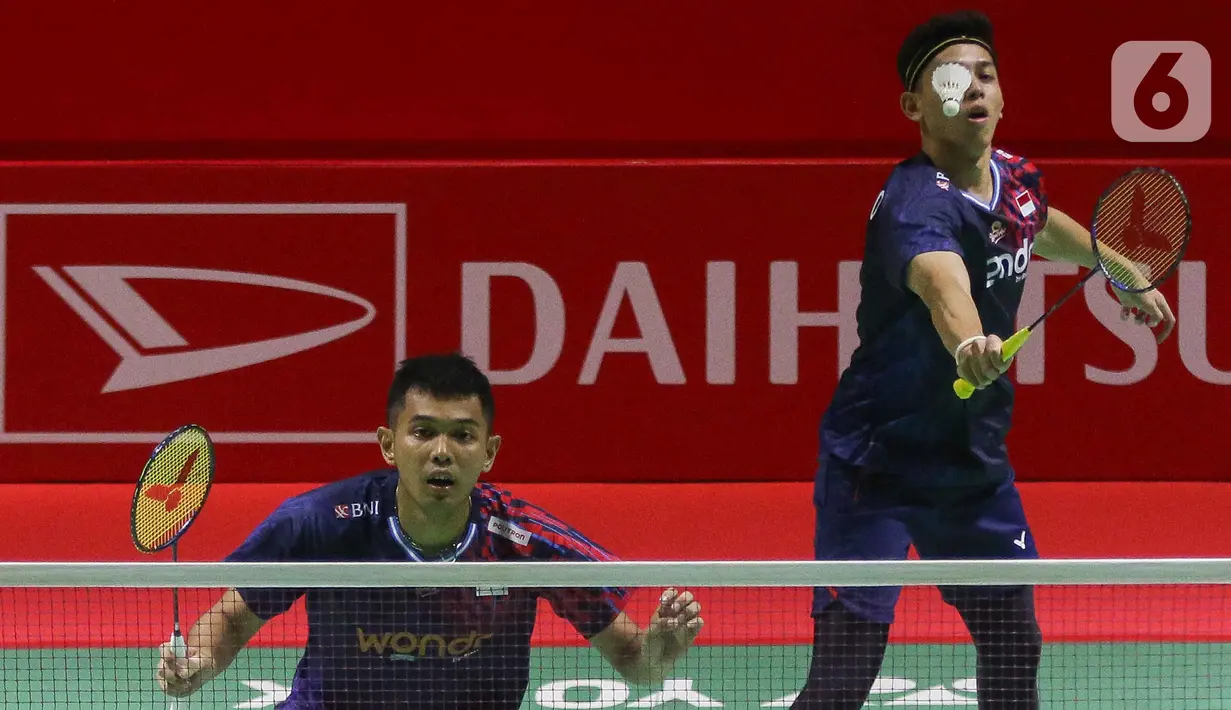 Kepastian ini didapat setelah menaklukkan pasangan Malaysia Low Hang Yee/Ng Eng Cheong dengan rubber game 16-21, 21-7, dan 21-16. (Liputan6.com/Herman Zakharia)