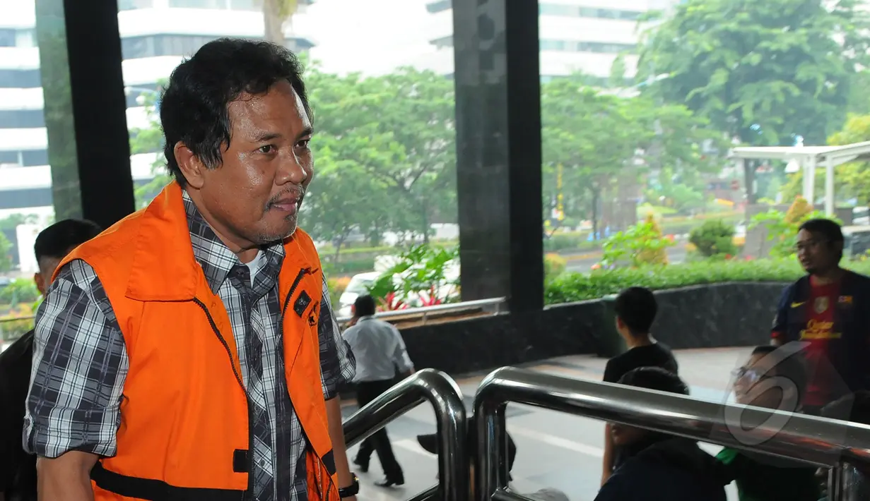 Zaini Arony tiba di Gedung Komisi Pemberantasan Korupsi (KPK), Jakarta, Kamis (2/4/2015). ). Zaini diperiksa kasus dugaan pemerasan terkait permohonan izin pengembangan kawasan wisata di Lombok Barat, Nusa Tenggara Barat. (Liputan6.com/Herman Zakharia)