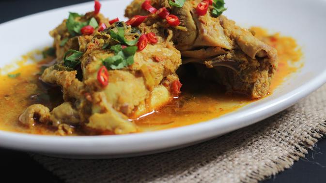 Pernah coba makanan khas asal Manado, Ayam Woku? Kalau belum, coba deh betapa enaknya menu andalan Heat and Eat ini. (Foto: eatinguntildiee.blogspot.co.id)