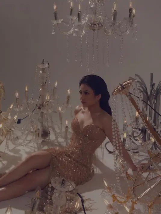 Valencia Tanoesoedibjo menawan dibalut cocktail dress yang gemerlap. Strapless dress bernuansa keemasan ini memiliki detail high slit yang memberi ilusi kaki indah. Foto: Instagram.