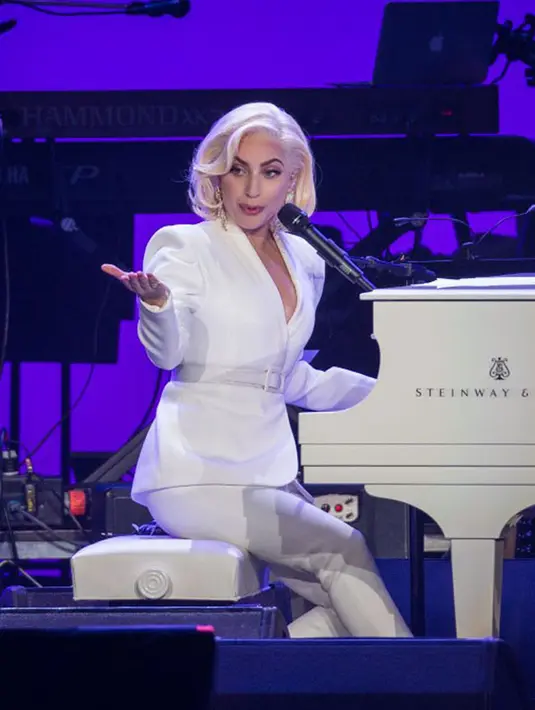 Kabar soal Lady Gaga dan Carino yang berpacaran belum lama ini, kabar pertunangan mereka pun tak lama menyusulnya. Dikabarkan, mereka resmi tunangan pada musim panas lalu. (AFP/Jim Chapin)