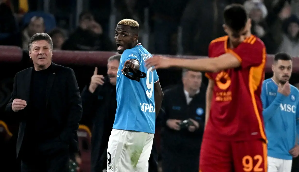 Striker Napoli, Victor Osimhen berjalan meninggalkan lapangan setelah menerima kartu kuning kedua yang berujung kartu merah saat menghadapi AS Roma pada laga pekan ke-17 Liga Italia 2023/2024 di Olympic Stadium, Roma, Minggu (24/12/2023) dini hari WIB. (AFP/Tiziana Fabi)