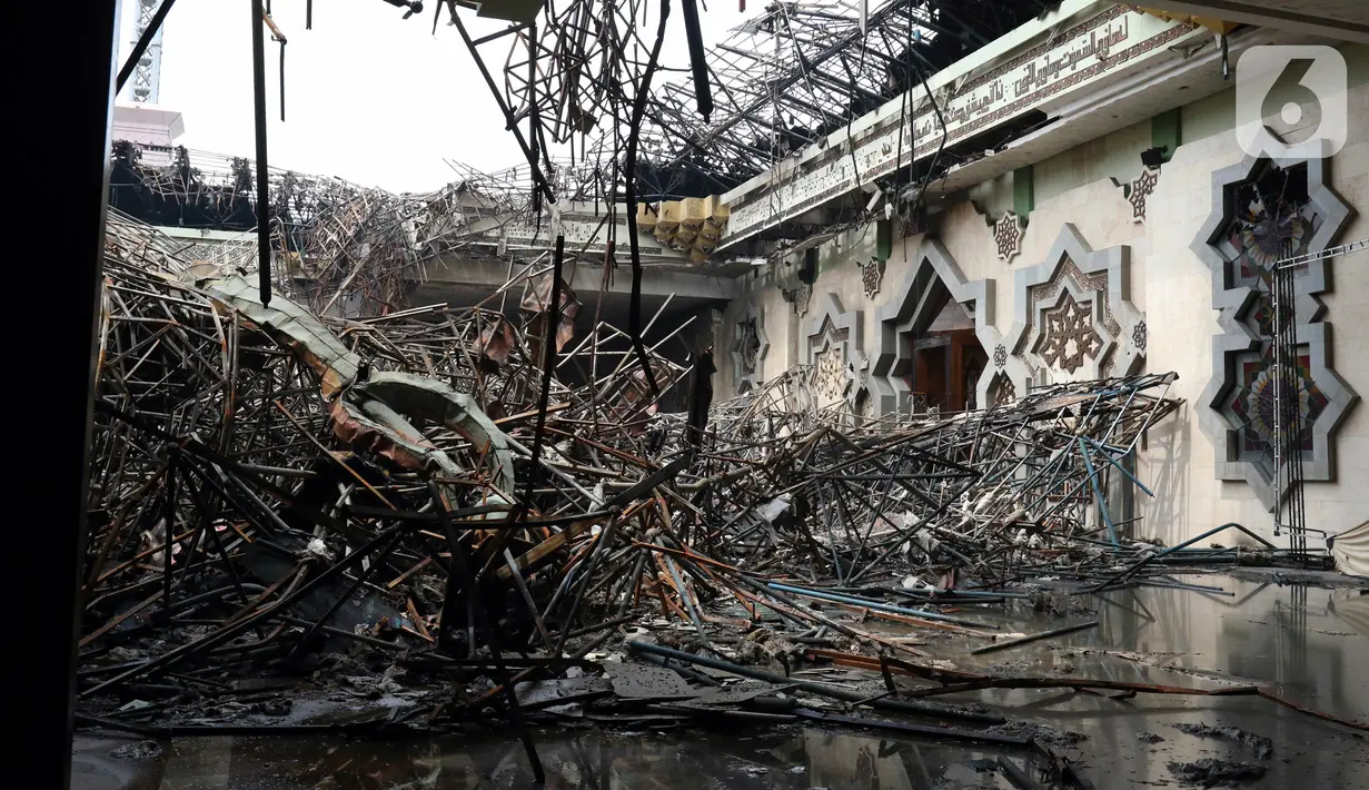 <p>Reruntuhan kubah masjid setelah terbakar di Jakarta Islamic Centre (JIC), Jalan Kramat Tugu, Koja, Jakarta Utara, Kamis (20/10/2022). Kubah Masjid Raya Jakarta Islamic Centre yang memiliki 12 buah lampu kipas khas Betawi dengan berat 1 ton itu ambruk setelah kebakaran hebat pada 19 Oktober 2022. (Liputan6.com/Herman Zakharia)</p>