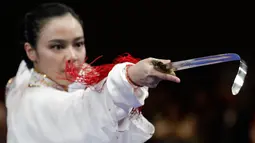 Atlet Wushu Indonesia, Lindswell Kwok saat beraksi pada Asian Games  di JIExpo, Jakarta, Senin, (20/8). Lindswell Kwok berhasil menyumbang emas kedua untuk Indonesia di Asian Games 2018. (AP Photo/Aaron Favila)