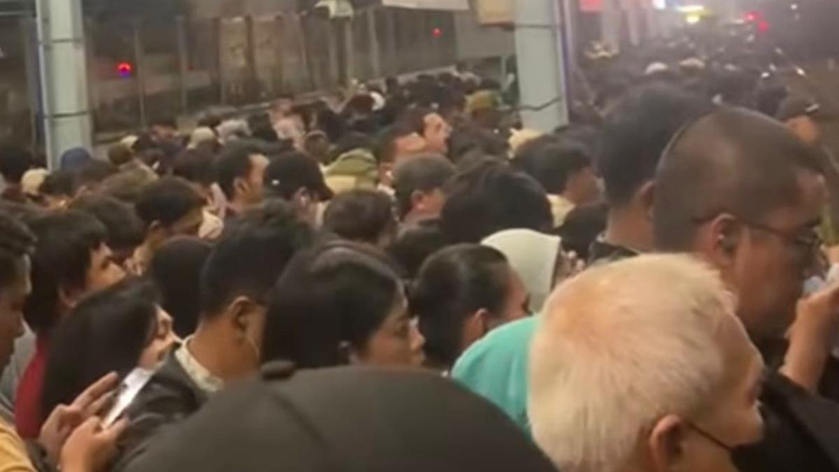 Penjelasan KAI soal Penumpukan Penumpang di Stasiun Tanah Abang saat Jam Pulang Kerja Hari Ini