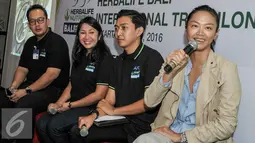 HBIT 2016 Ambassador, Kelly Tandiono (kanan) memberikan keterangan pers terkait pelaksanaan Herbalife Bali International Triathlon (HBIT) 2016 yang akan diselenggarakan di Bali, Jakarta, Kamis (21/7). (Liputan6.com/Yoppy Renato)